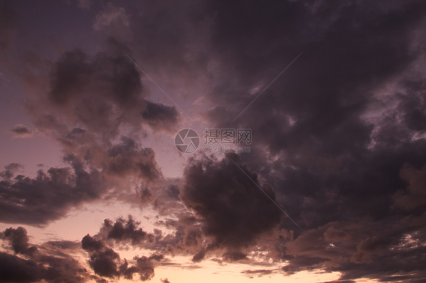 黄昏的风暴云图片
