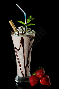 草莓巧克力奶昔黑色背景隔离的新图片