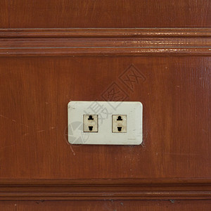 木墙上的电源插座图片