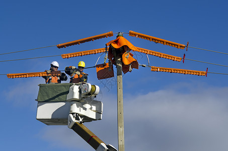 电工在2013年6日修理电线杆NZ电力部门主要使用可再生能源图片