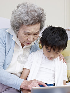 奶和孙子一起看平板电脑图片