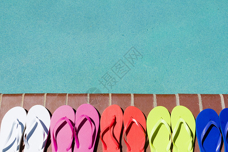 游泳池旁的彩色人字拖图片