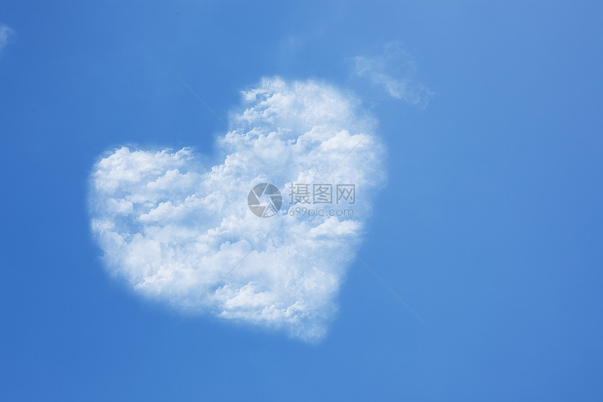 蓝天云中的心图片
