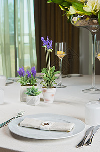 餐厅的餐桌装饰精美亚麻桌布和餐巾纸图片