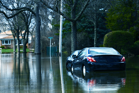 阿苯达唑街边被淹没的紧凑汽车自然令人不背景