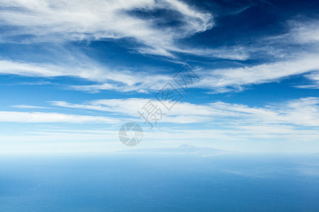 海洋天空和特内里费岛蓝色海洋的加那利群岛在多云美丽的天空查图片