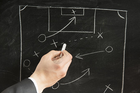 在黑板上绘制足球策略模式图片