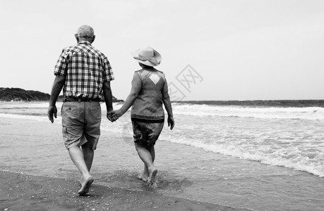 老年夫妇在沙滩图片