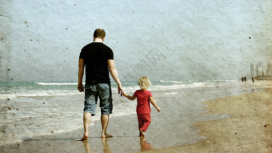 父亲和女儿在海滩上照片以旧图片