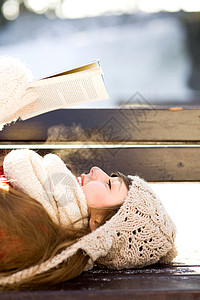 冬天在户外看书的女人图片