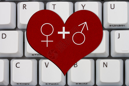 带有心脏上男女象征符号的计算机键盘图片