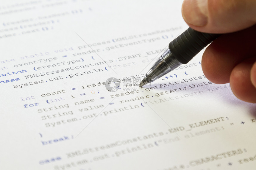 一个程序员人用他的笔指着软件计算机代码软件应用程序代码X图片
