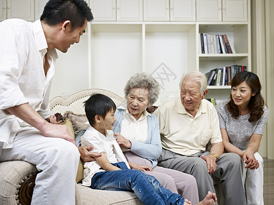 三代亚洲家庭在聊天图片