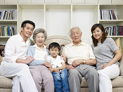 一个亚洲三代家庭的肖像图片