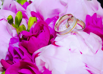 粉色牡丹花上的结婚戒指图片