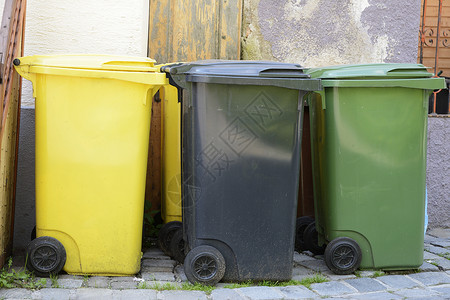 3个不同颜色的垃圾桶图片