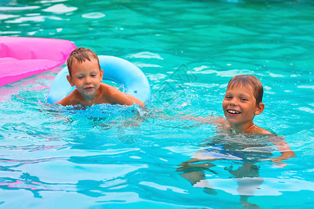 两兄弟在游泳池里游泳图片