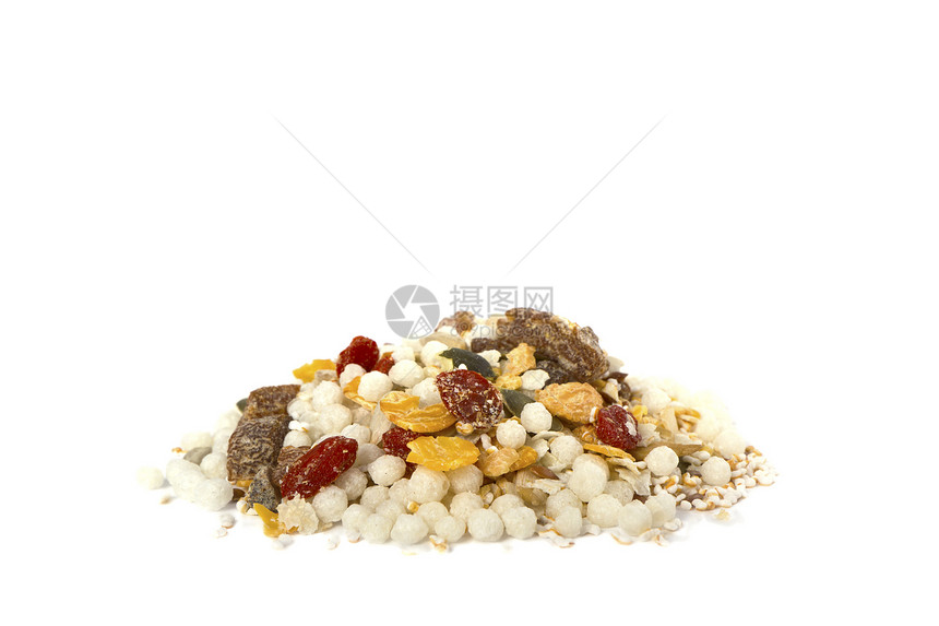 一堆有机谷物与葡萄干和果在白色背景上的侧视图图片