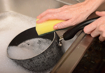用肥皂水擦洗锅碗图片