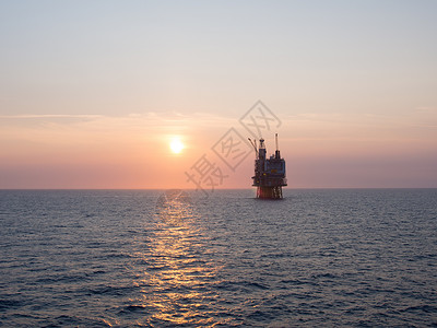 日出在北海的近海石油平台上图片