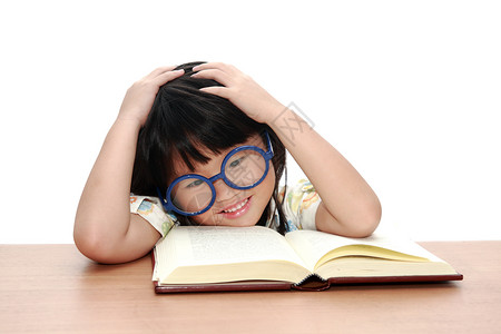 快乐的亚洲小女孩读书图片