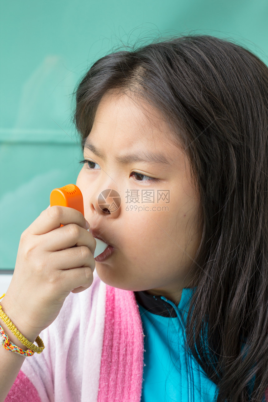 一个女孩治愈她的哮喘的肖像图片