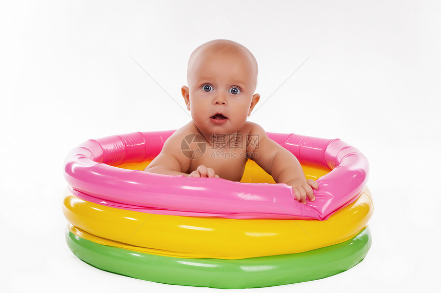 婴儿游泳池里的孩子充气泳池以图片