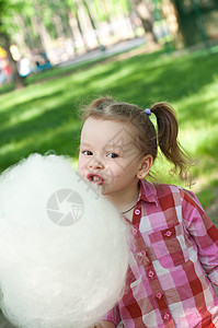 在公园吃棉花糖的女孩图片