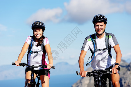 享受无忧虑的山地自行车夫妇在户外骑自行车图片