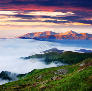 山地风景美丽的清晨有雾图片