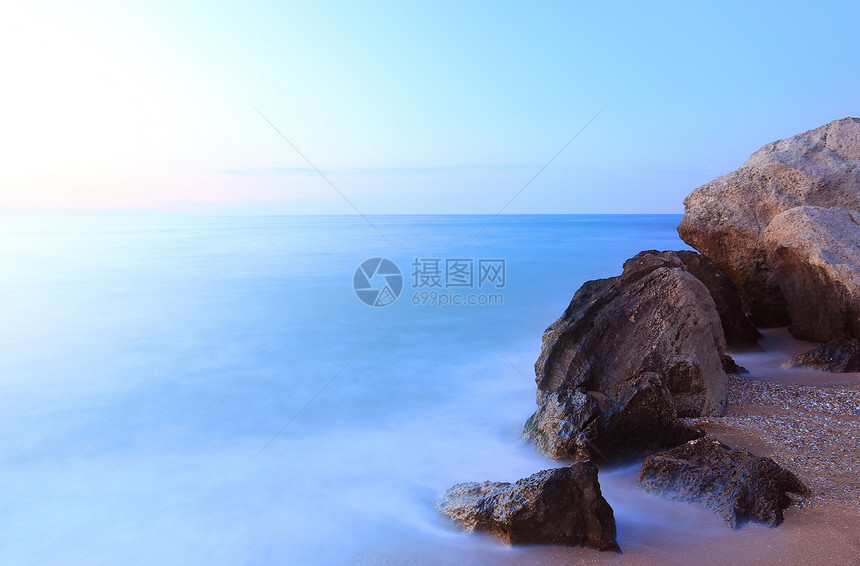 清晨海上的石头图片