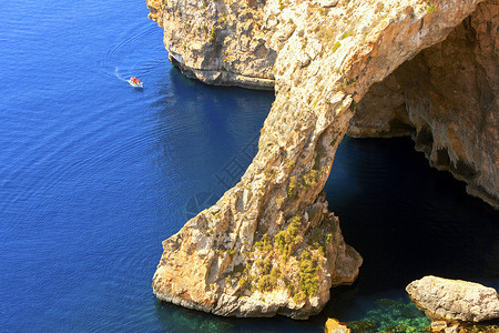 马耳他东南海岸的蓝色格罗托以其微弱水域闻名图片