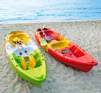 沙滩上的独木舟图片