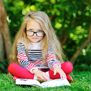 可爱的小女孩在公园里戴眼镜图片
