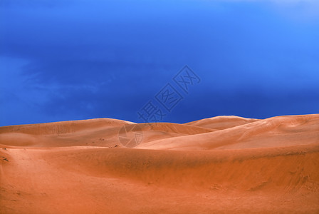 暴风雨前的沙漠图片