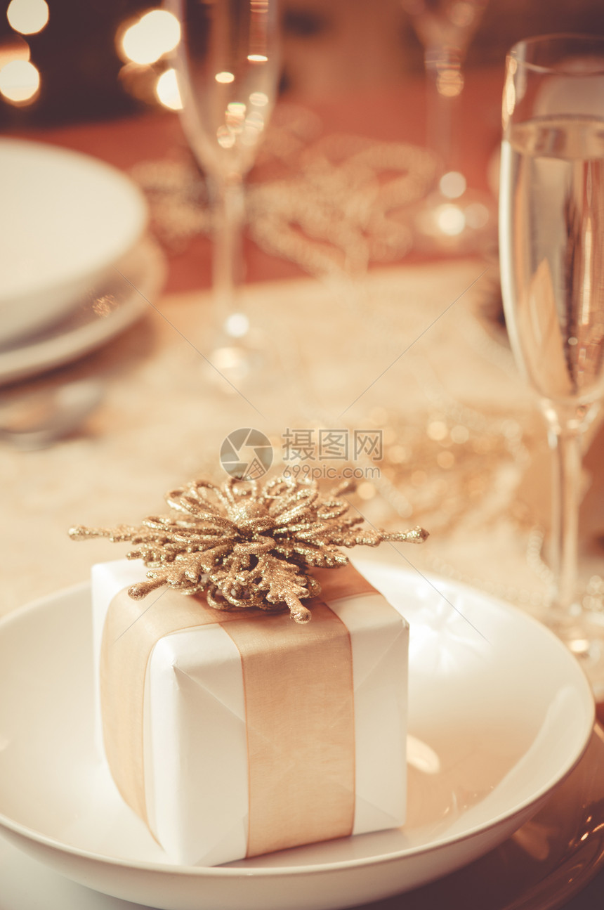 圣诞节美丽的黄金餐位布景图片