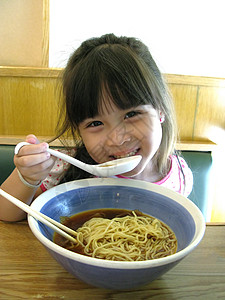 吃面条的亚裔女孩图片