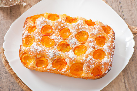 海绵蛋糕加有杏子的海绵饼图片