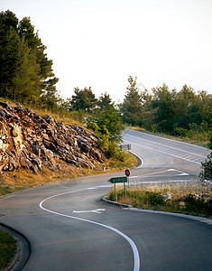 黑山间的蛇形道路图片