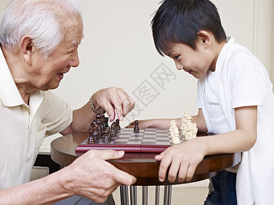 亚洲爷和孙子下棋图片