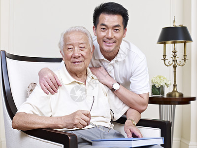 一个亚裔老人和他的成图片