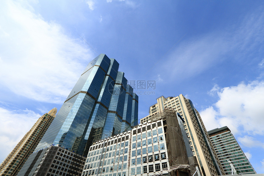 蓝天背景下的大城市建筑图片