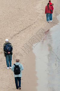 徒步旅行者在海中行走图片