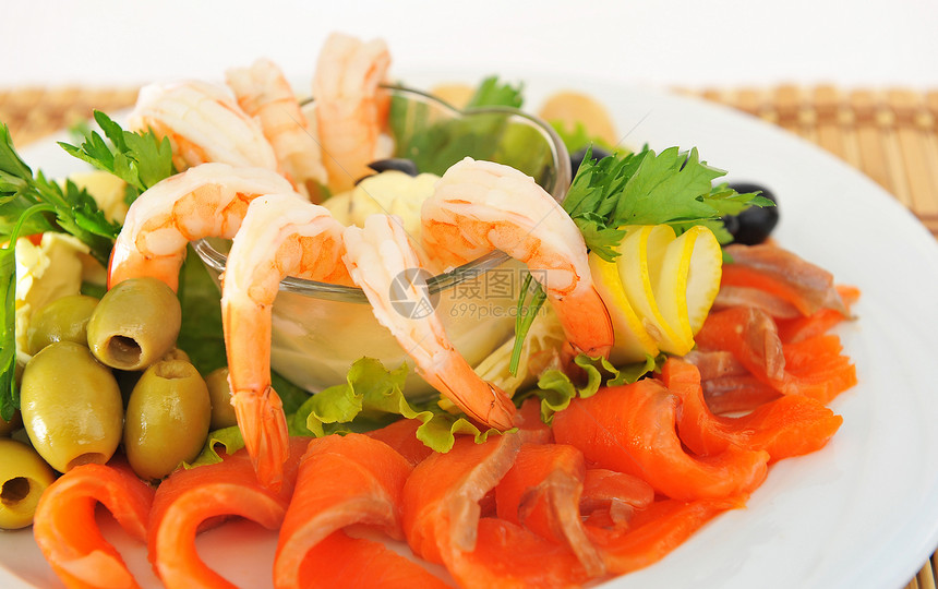 虾红鱼配红鱼子酱和橄榄图片