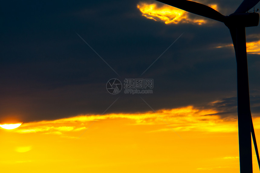 日落时风力涡轮机的图像图片