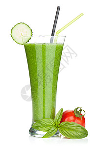 绿色蔬菜汁配黄瓜在白色背景下被隔离图片