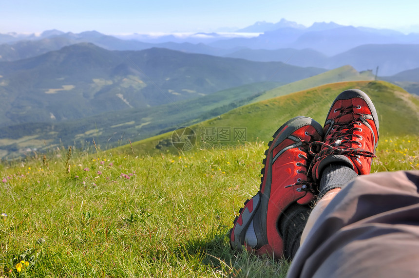红鞋子在山地风景前行走徒步躺图片