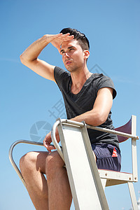 夏季日坐在椅子上的一名男救图片