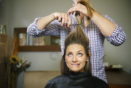 理发店的女客户对剪头发和咬嘴图片