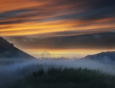 雾山景观中的日落图片